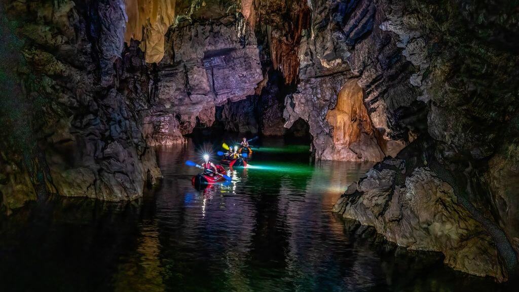 Khám phá bên trong động Phong Nha