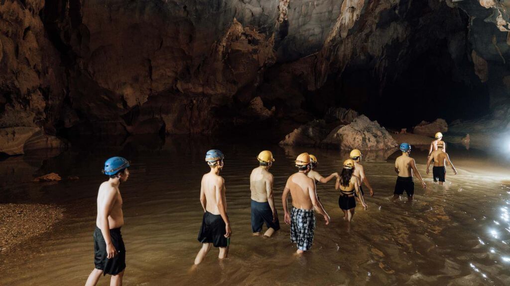 Du khách khám phá hang Tối