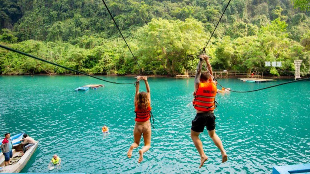 Du khách tham gia các hoạt động mạo hiểm nhảy dây