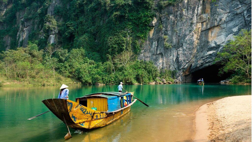Du khách trải nghiệm thuyền độc mộc tại sông Chảy