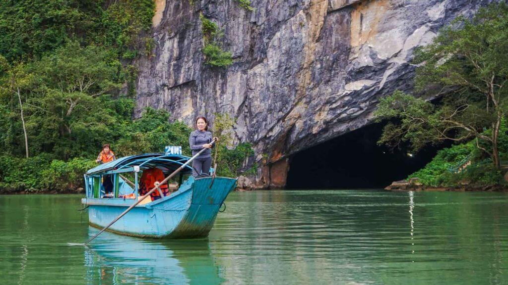 Du lịch trên thuyền tại sông Chảy