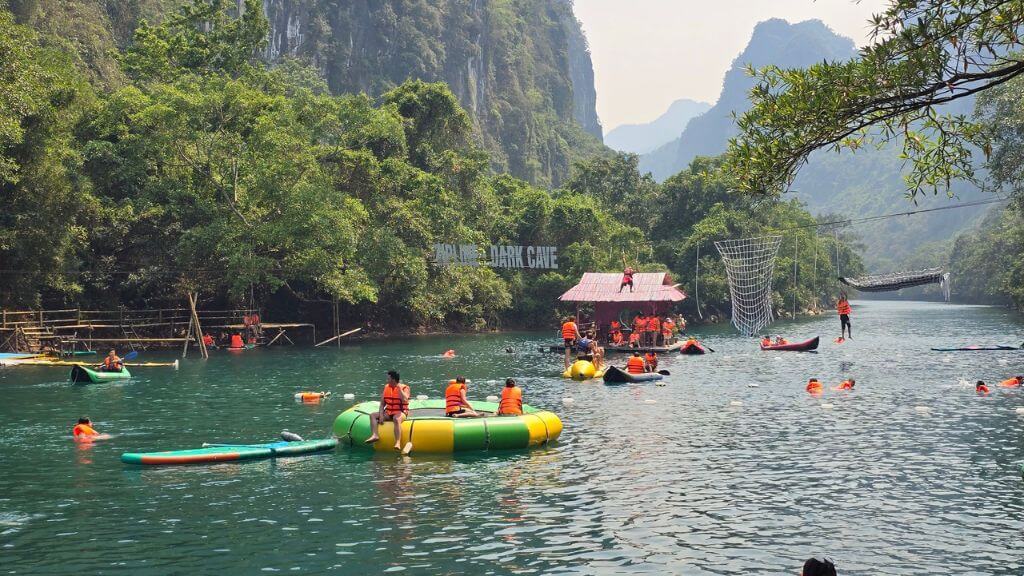 Tham gia các hoạt động trên sông Chày