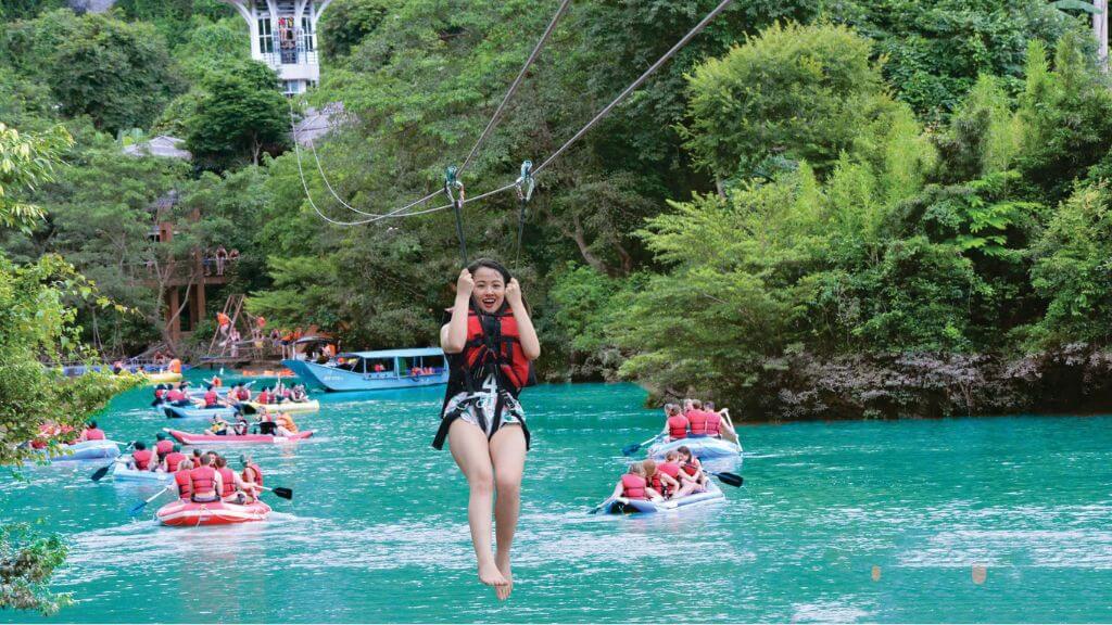 Trải nghiệm zipline từ trên cao xuống sông Chày