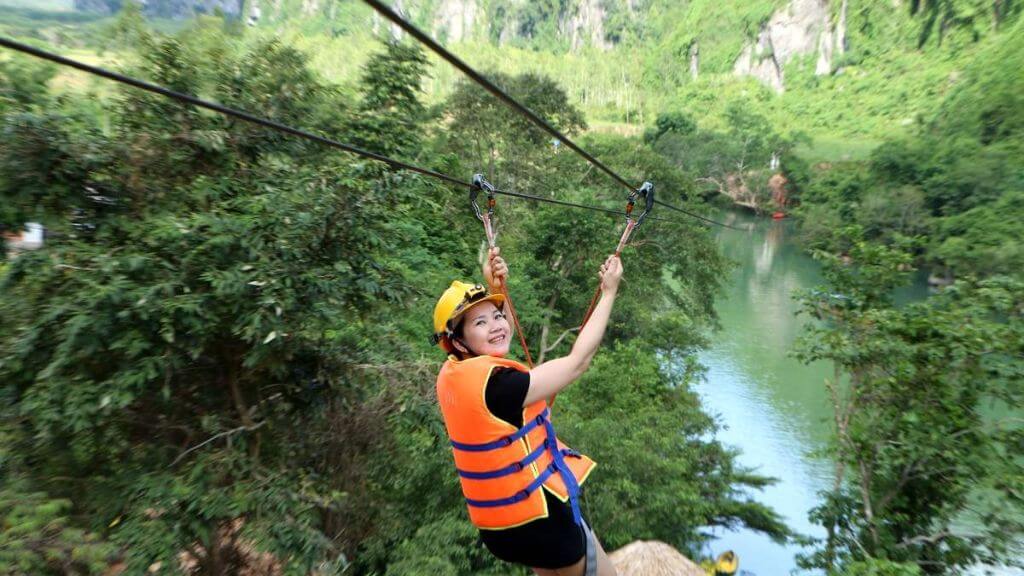 Vui chơi tại Sông Chày Hang Tối