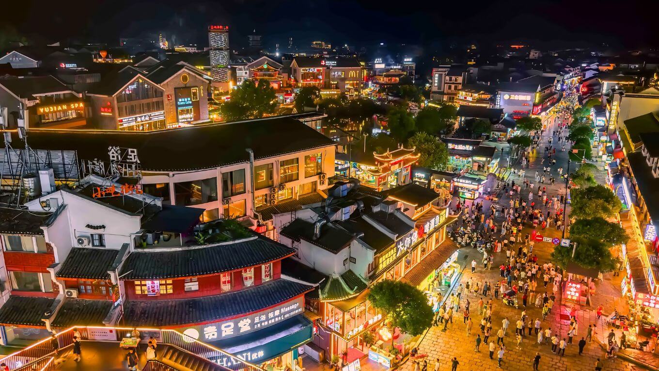 Con phố Tây sôi động hòa quyện văn hóa phương Đông và phương Tây