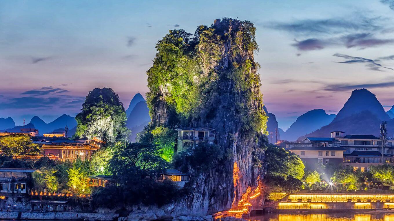 Ngọn núi Phục Ba cổ uy nghi soi bóng bên dòng Li Giang thơ mộng