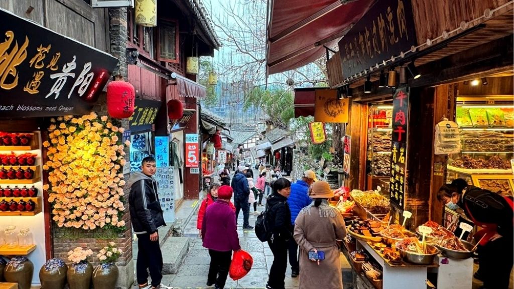 Thưởng thức ẩm thực địa phương tại  Chợ Thanh Vân