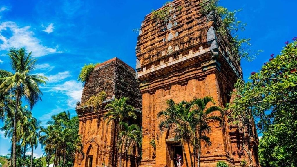 Tháp Đôi Bình Định - điểm check in độc đáo trong tour du lịch Quy Nhơn