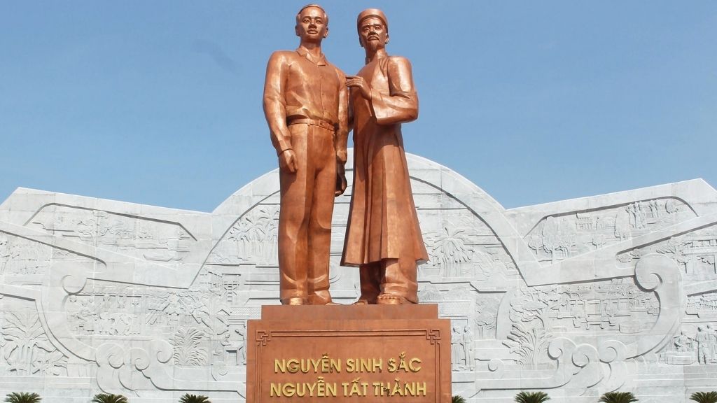 Tượng đài Nguyễn Sinh Sắc – Nguyễn Tất Thành uy nghiêm