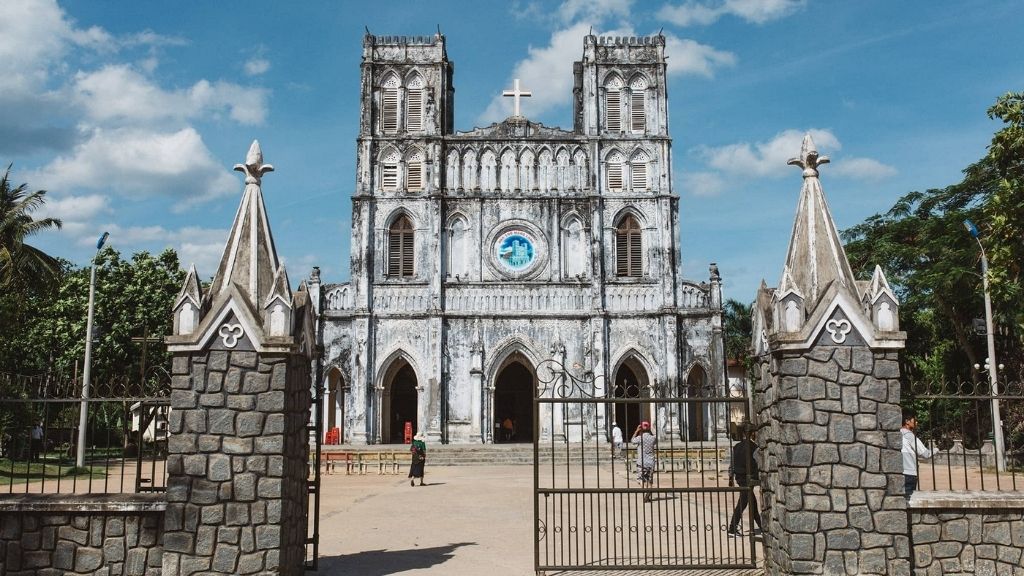 Nhà thờ Mằng Lăng với kiến trúc Gothic độc đáo