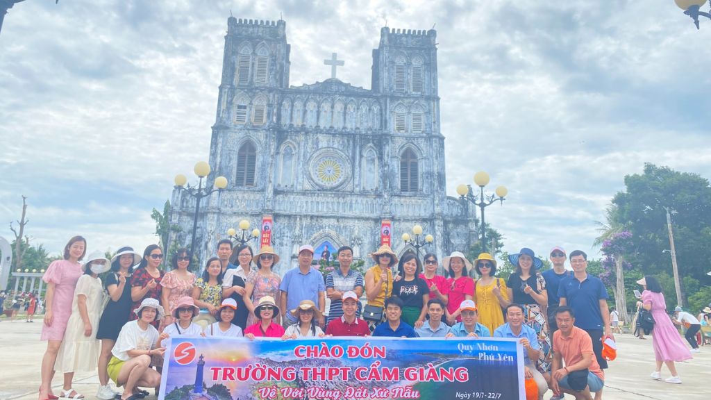 Đoàn du lịch Quy Nhơn chụp ảnh lưu niệm tại nhà thờ Mằng Lăng