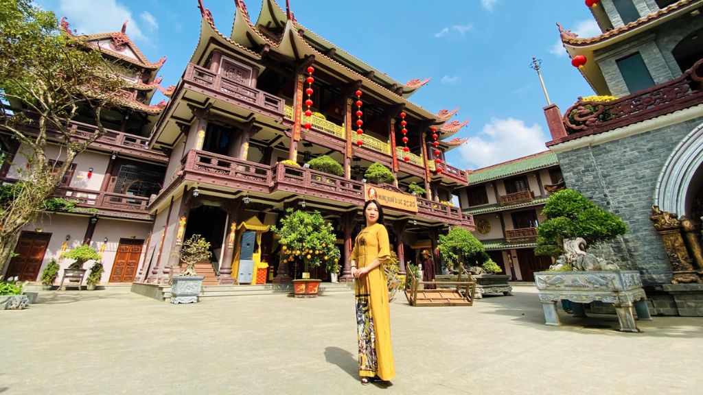 Khách du lịch Quy Nhơn trong tà áo dài check in tại chùa Thiên Hưng