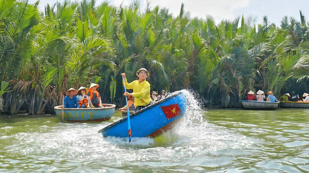 Trải nghiệm ngồi thuyền thúng tại Rừng Dừa Bảy Mẫu