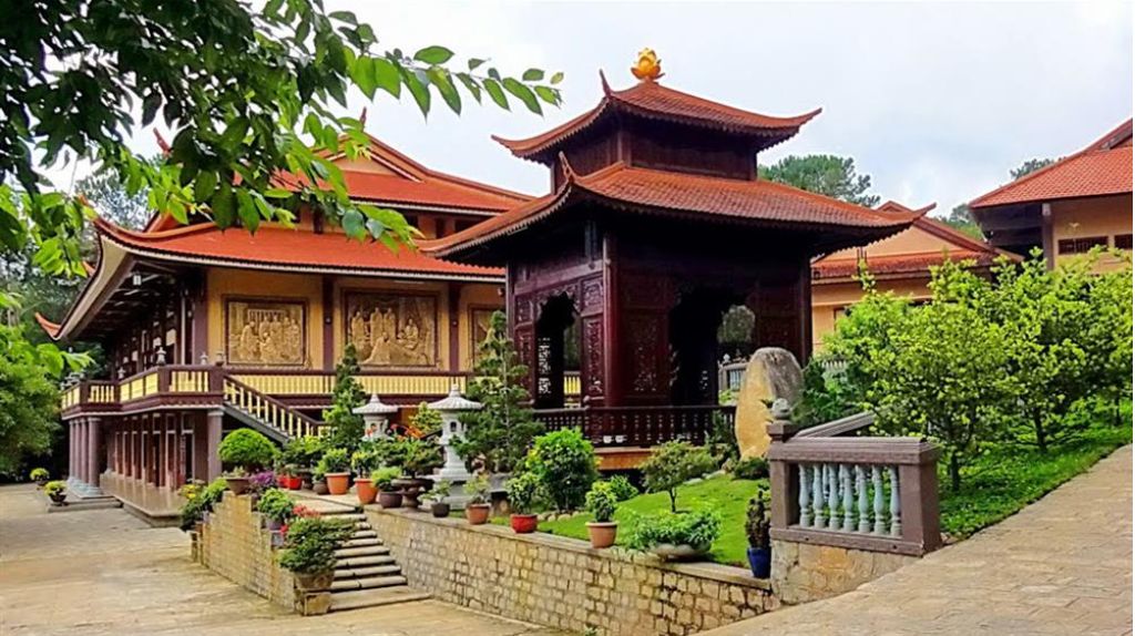 Du khách được đến dâng hương, cầu xin an bình, may mắn tại Thiền Viện Trúc Lâm