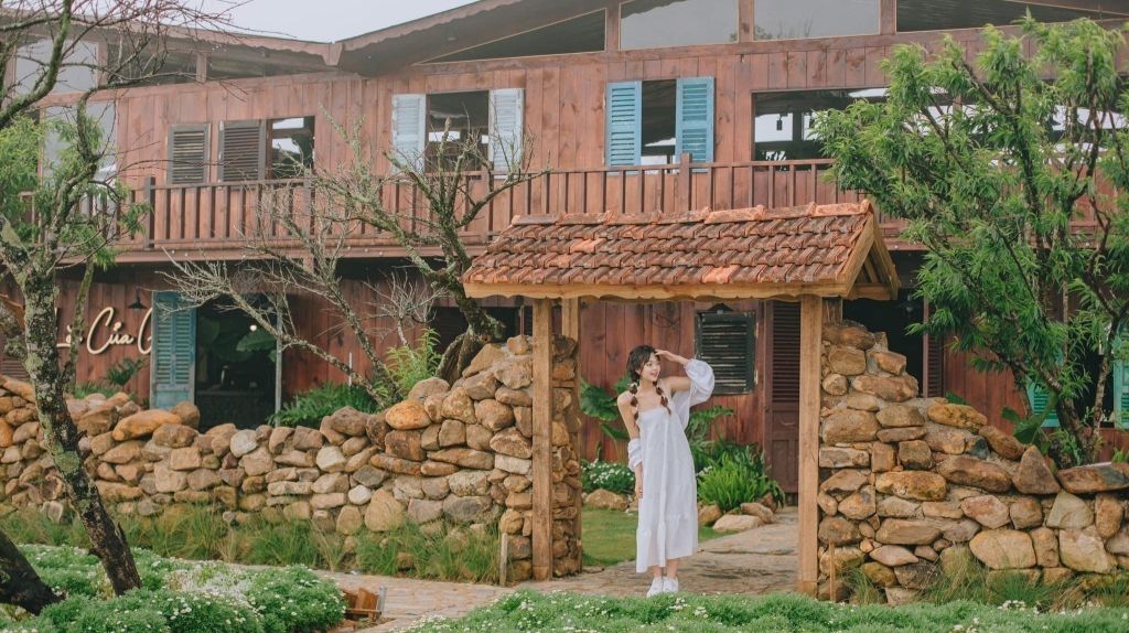 Quý khách chụp ảnh tại Tiệm Cafe Lời Của Gió
