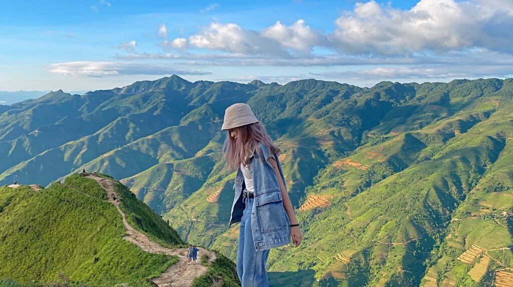 Du khách checkin tại sống lưng khủng long Tà Xùa
