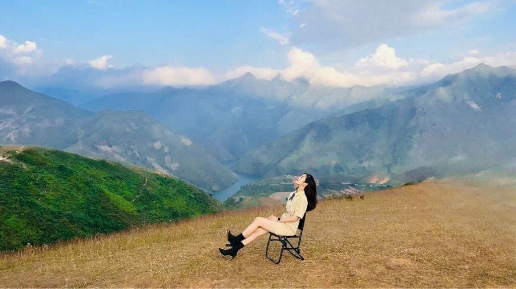 Một đồi cỏ rộng xanh mát với tầm nhìn rộng thoáng