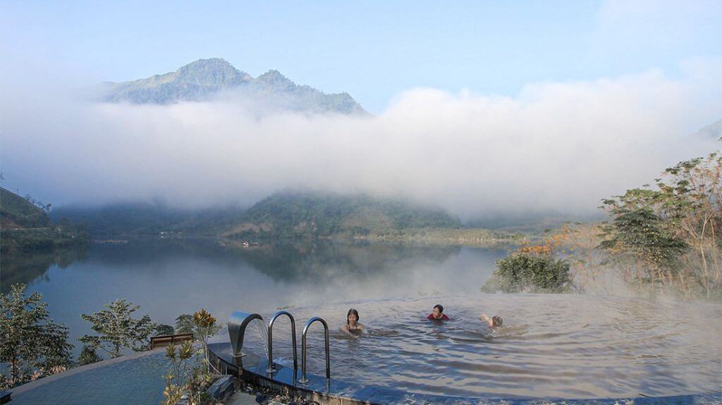 Trải nghiệm tắm khoáng nóng Ban Mai retreat ngắm nhìn núi đồi Tây Bắc