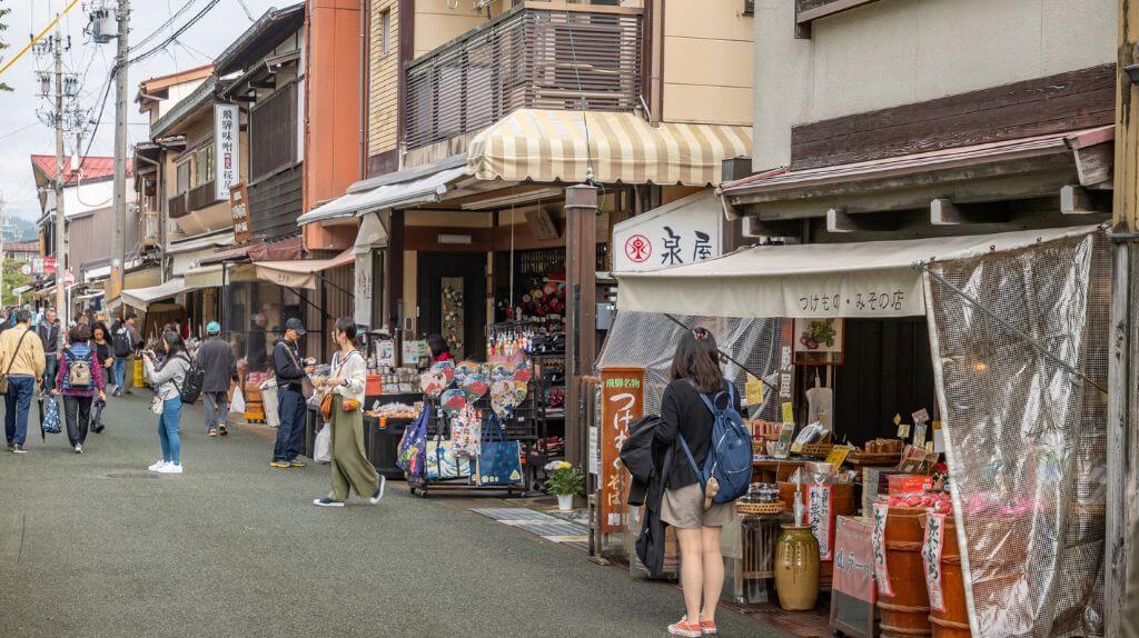 Khung cảnh nhộn nhịp ở chợ Takayama