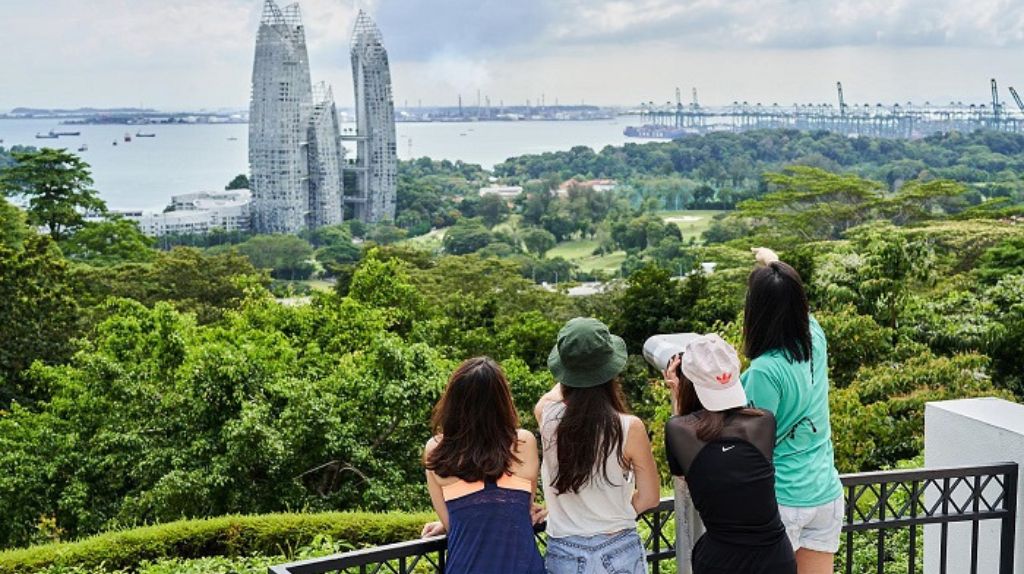Du khách tham quan Faber Mount ngắm nhìn toàn cảnh đảo quốc  Sư Tử