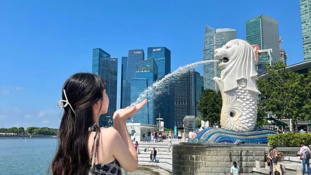 Du khách check in với Merlion - biểu tượng của Singapore