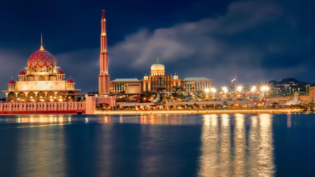 Putrajaya về đêm – Thành phố hành chính bừng sáng bên mặt hồ