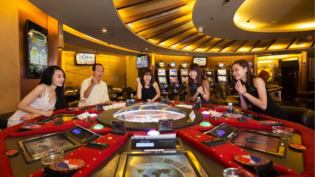 Du khách thử vận may tại sòng bài Casino