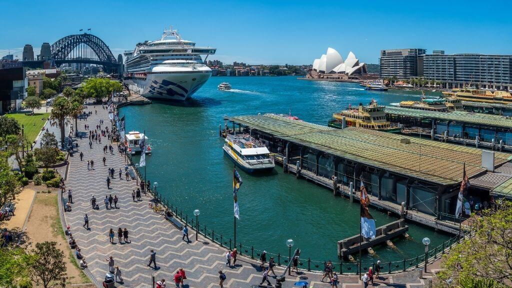 Circular Quay nhộn nhịp bên bến cảng Sydney