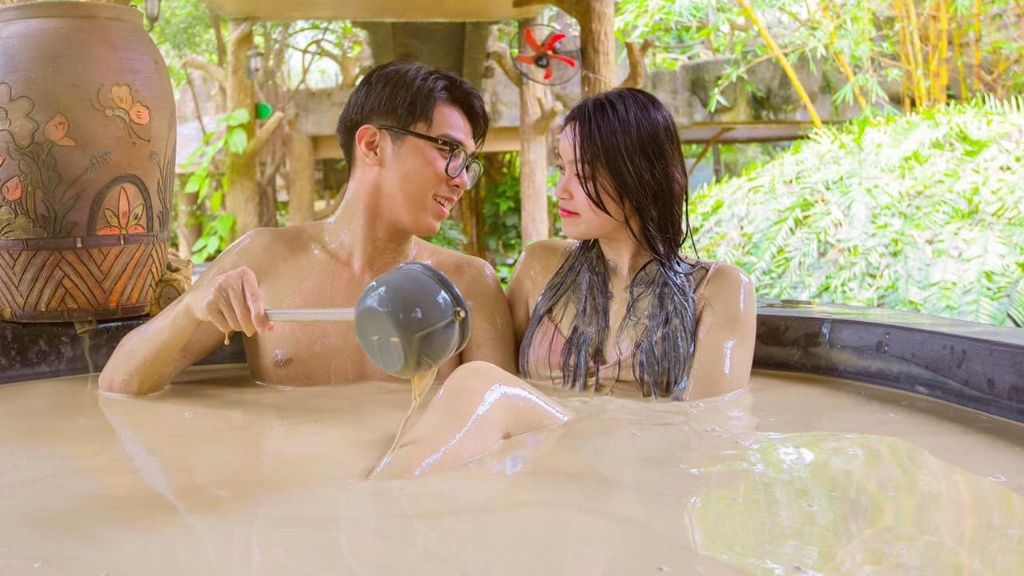 Tắm bùn núi Thần Tài