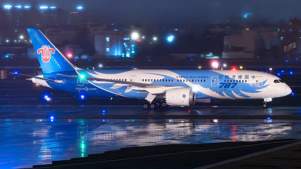 Đoàn khởi hành trên chuyến bay của hãng China Southern Airlines