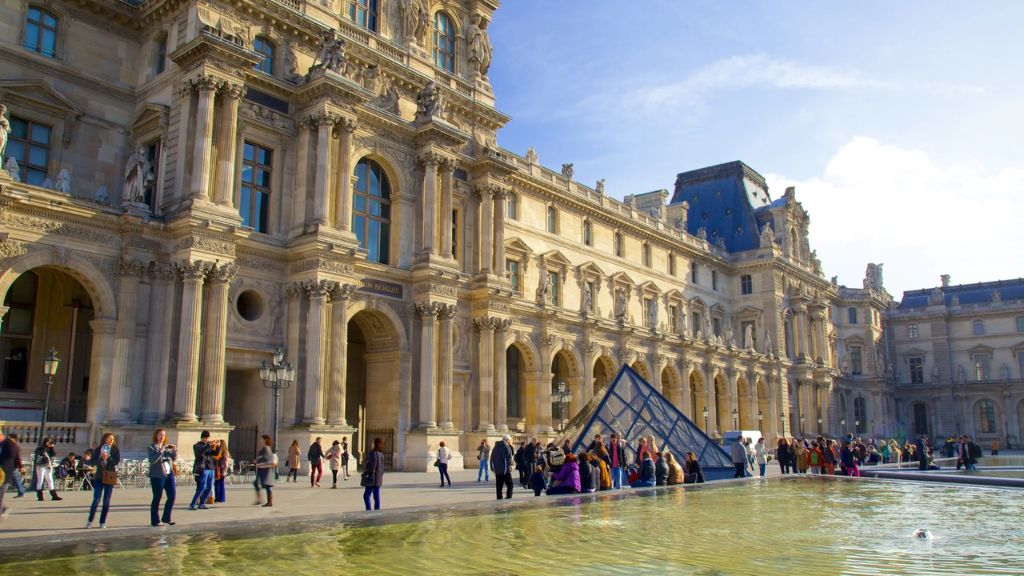 Bảo tàng Musee de Louvre là viện bảo tàng lớn nhất thế giới