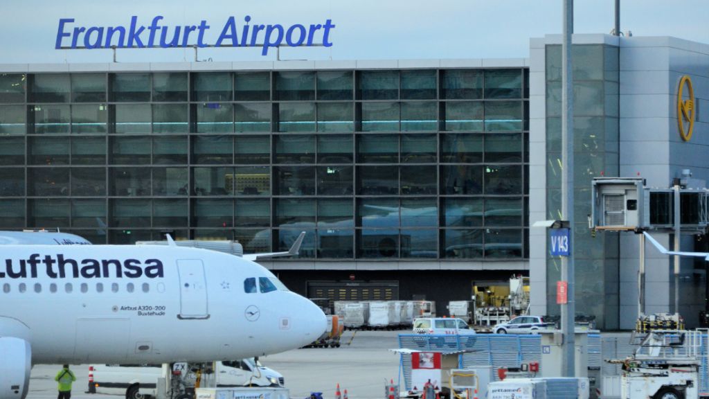 Đoàn di chuyển đến sân bay Frankfurt để làm thủ tục quay về Hà nội
