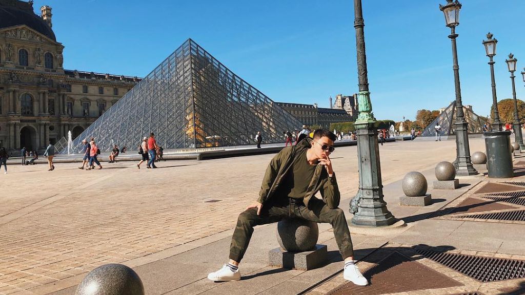 Du khách check in tại bảo tàng Louvre (Nguồn @thienn ff)