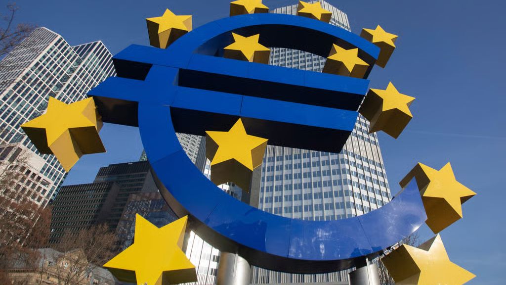 Euro Statue bực tượng vinh danh đồng tiên chung châu Âu