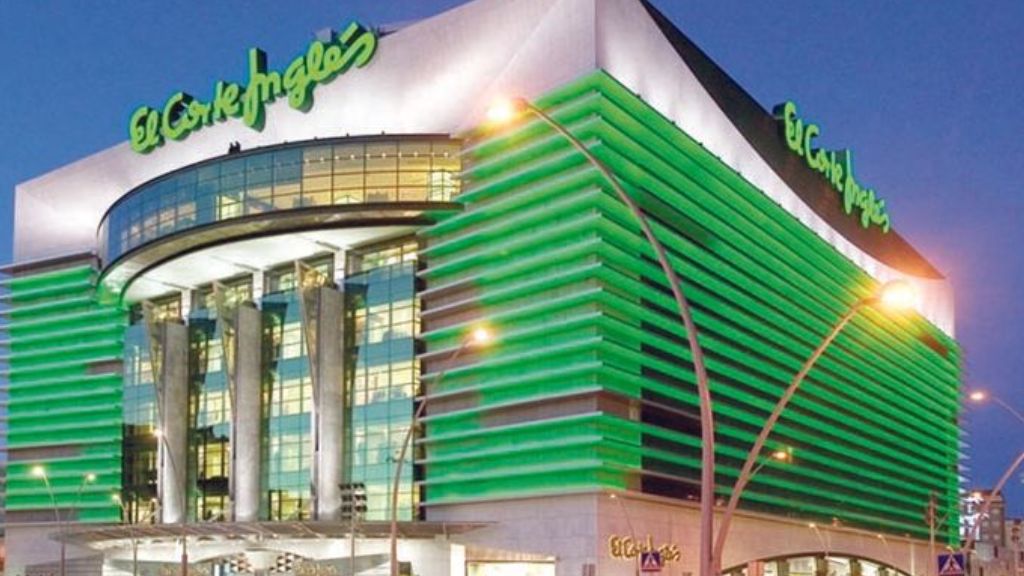 Du khách mua sắm tại El Corte Inglés