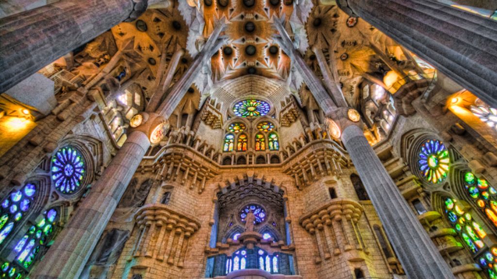 Kiến trúc bên trong của  Nhà thờ Sagrada Familia