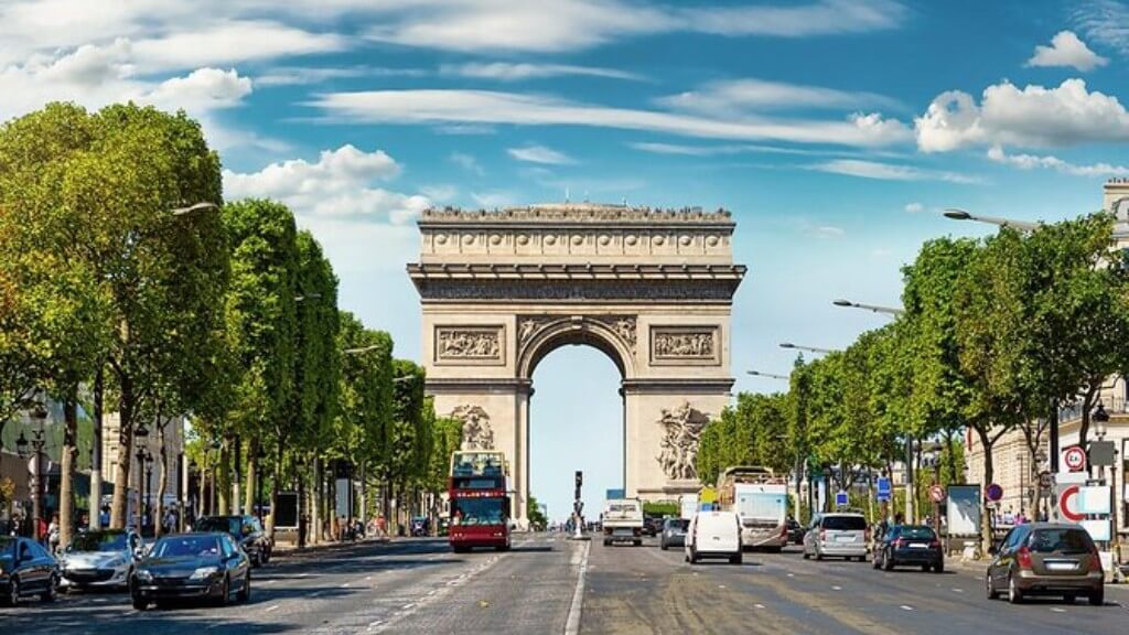 Champs Elysees nơi được mệnh danh là đại lộ đẹp nhất thế giới