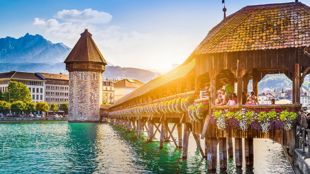 Chapel Bridge một cây cầu gỗ lâu đời nhất ở Luzern, Thụy Sĩ