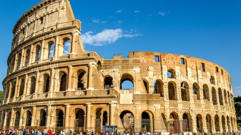 Đấu trường la mã Colosseum  một trong những điểm tham quan nổi tiếng nhất ở Ý