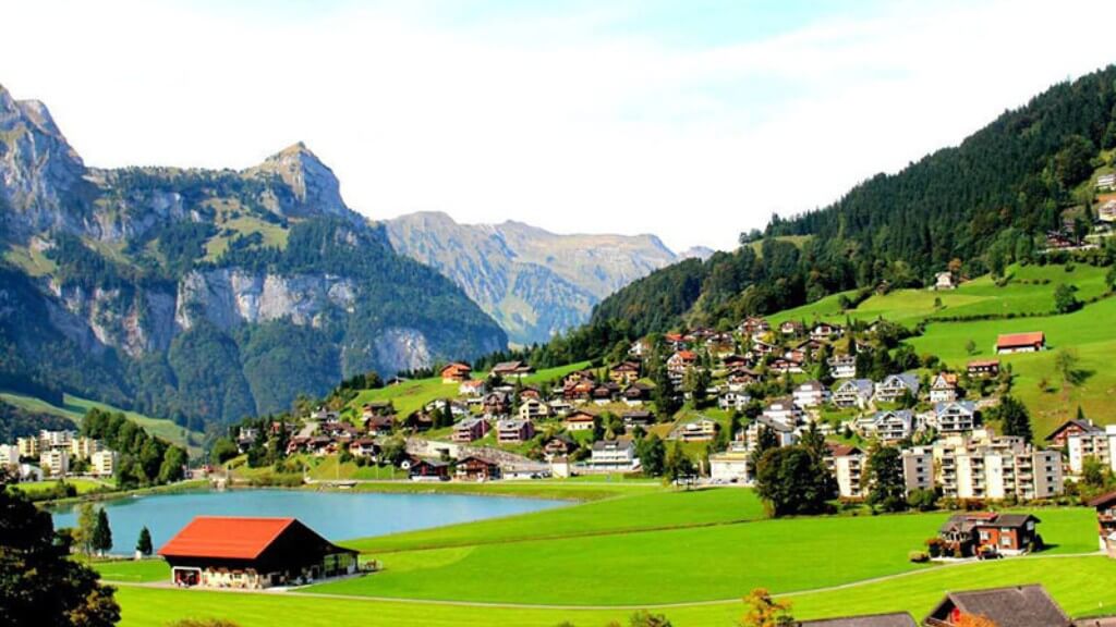 Làng cổ Engelberg nằm thu mình dưới chân Titlis tuyết trắng thuộc dãy Alps hùng vĩ