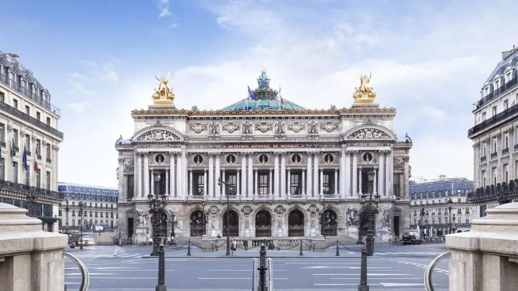 Palais Garnier một nhà hát opera được xây dựng từ năm 1861 đến năm 1875 cho đoàn Opera Paris