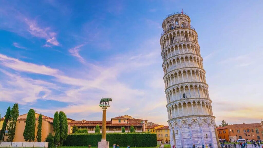 Pisa Leaning Tower một điểm tham quan vô cùng nổi tiếng và được nhiều tín đồ du lịch tìm đến khi khám phá nước Ý xinh đẹp