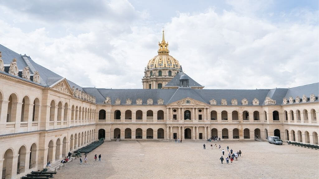 Điện Invalides là nơi an dưỡng cho các cựu binh của quân đội hoàng gia