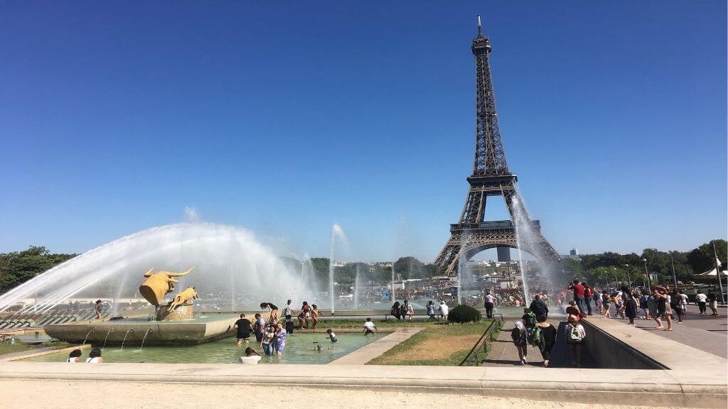 Quảng trường Place de Trocadero là nơi lý tưởng để ngắm tháp Tháp Eiffel