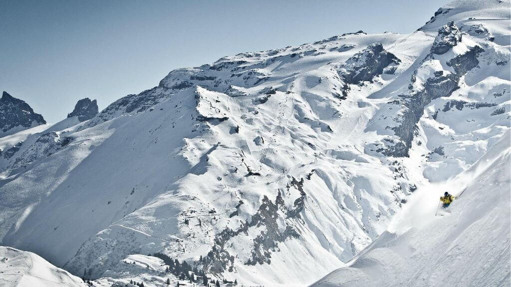 Các ngọn dày đặc tuyết trắng tại Núi Titlis