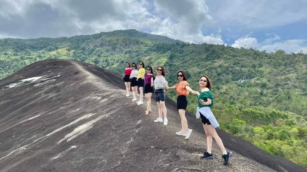 Chị em tạo dáng chụp ảnh tại núi Đá Voi