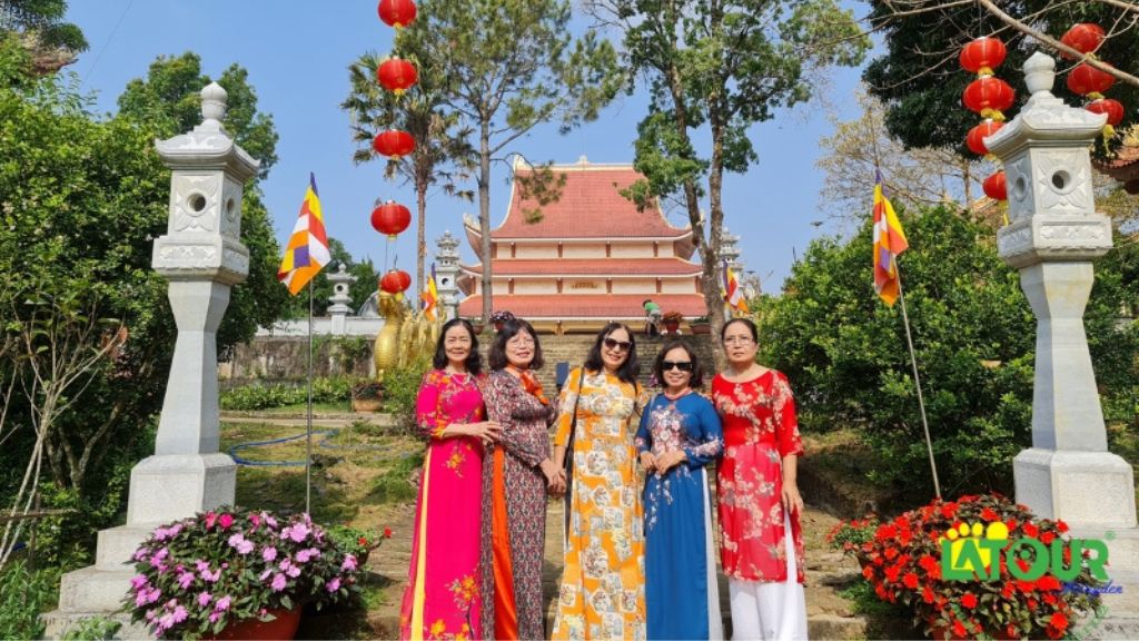 Du khách tham quan, chiêm bái chùa Khánh Lâm