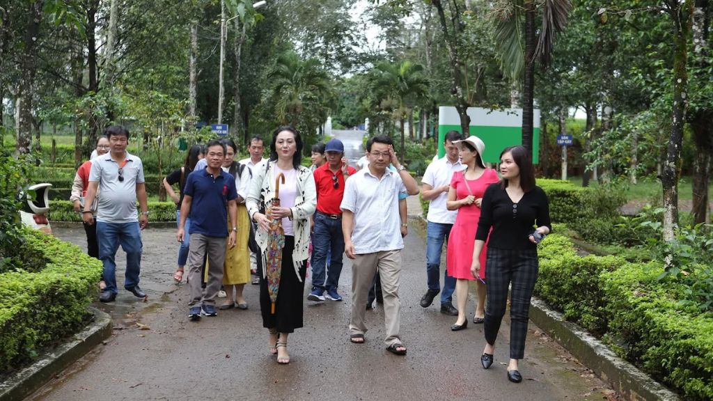 Quý khách dừng chân chụp ảnh tại Học Viện Bóng Đá Hoàng Anh Gia Lai
