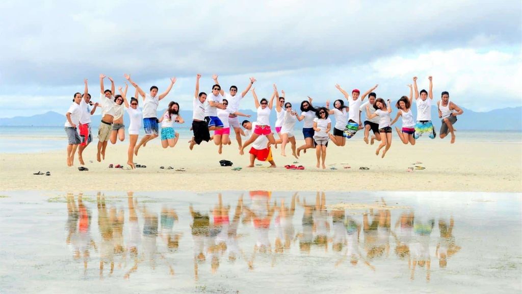 Đoàn du lịch Phú Quốc vui vẻ tham gia các hoạt động team building tại đảo Ngọc