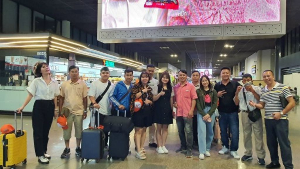 Đoàn chụp ảnh tại sân bay Bangkok làm thủ tục trở về Việt Nam